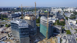 Budynek wieżowy Warsaw Spire ma już 16 pięter BIZNES, Nieruchomości - Budynek A Warsaw Spire rośnie w tempie jednej kondygnacji tygodniowo. W ubiegłym tygodniu zrównał się z 55 m budynkami bocznymi, w tym zaczął wyrastać ponad pozostałe budynki kompleksu i w ciągu kilku tygodni zacznie górować nad ulicą Towarową.