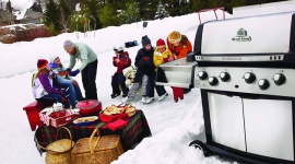 Sposób na zimowe grillowanie LIFESTYLE, Dom - Nie ważne czy grillujesz karpia na Boże Narodzenie czy inne smakołyki na Nowy Rok, grillować z Broil Kingiem możemy śmiało przez okrągły rok.