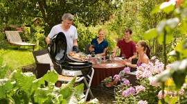 Outdoorchef – Proste, zdrowe i przyjemne grillowanie. LIFESTYLE, Dom - Grillowanie i gotowanie na zewnątrz powinno być zabawą. Praktyczne i nieskomplikowane. Dlatego Outdoorchef produkuje urządzenia, które zapewniają przyjemne grillowanie bez szkodliwego tłuszczu oraz uciążliwego dymu i płomieni ognia.