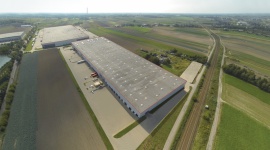 Rozwój JAS-FBG S.A. na terenie SEGRO Logistics Park Warsaw, Pruszków BIZNES, Nieruchomości - JAS-FBG S.A. – polska firma z 20 letnim doświadczeniem w branży logistycznej, zwiększyła dotychczasową powierzchnię najmu w SEGRO Logistics Park Warsaw, Pruszków o 2 600 m². Obecnie firma zajmuje ponad 10 000 m² powierzchni magazynowo-biurowej w kompleksie.