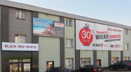 Black Red White otwiera nowy salon firmowy w Nisku LIFESTYLE, Dom - Od 10 kwietnia sieć sprzedaży Black Red White powiększyła się o kolejny sklep firmowy, tym razem w miejscowości Nisko, w województwie podkarpackim. Dzięki otwarciu nowego salonu okoliczni mieszkańcy mogą cieszyć się bogatą ofertą mebli polskiego producenta.