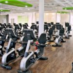 Biurowce z fitness klubem w tle