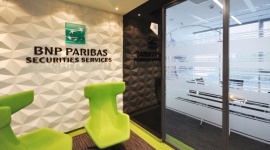 Wnętrza BNP Paribas Securities Services w Warsaw Spire BIZNES, Nieruchomości - BNP Paribas Securities Services jest jednym z najemców najbardziej prestiżowej lokalizacji na mapie nieruchomości komercyjnych w stolicy – Warsaw Spire. Biuro spółki zaprojektowała pracownia Massive Design, za system informacji wizualnej odpowiedzialna była Grupa Advertis.