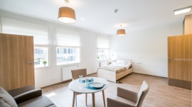 Apartamenty dla seniorów z usługami i opieką medyczną – pierwsze takie w Polsce LIFESTYLE, Dom - W kompleksowym Centrum Seniora Angel Care we Wrocławiu można zamieszkać w Apartamencie Chronionym. Przeznaczony jest dla aktywnych osób starszych, które chcą cieszyć się życiem na emeryturze, jednocześnie mając gwarancję bezpieczeństwa i doświadczony personel pod ręką.