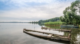 Odkryj Pałuki. Pomysł dla aktywnych seniorów LIFESTYLE, Dom - Wenecja, Rzym i Paryż tylko na Pałukach leżą tak blisko siebie. Tu jest Biskupin, oryginalna kolej wąskotorowa i Dziki Zachód. Pałuki to niezwykle malowniczy region na pograniczu Kujaw i Wielkopolski. Nie brakuje tu atrakcji dla seniorów.