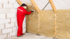 Z ROCKWOOL ocieplenie poddasza użytkowego jest szybkie, łatwe i trwałe BIZNES, Nieruchomości - W domach jednorodzinnych najczęściej występują dachy skośne, pod którymi często znajduje się powierzchnia użytkowa. Dlatego dach powinien być odpowiednio zaizolowany. Przeprowadzanie prac ociepleniowych na poddaszach może być szybkie i łatwe – podpowiadamy na co zwrócić uwagę.