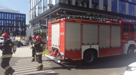 Polakom potrzebne próbne ewakuacje BIZNES, Nieruchomości - Próbna ewakuacja służy sprawdzeniu procedur i systemów w biurowcach. Jednocześnie wyrabia w pracownikach prawidłowe nawyki zachowania się w czasie pożaru. To ważne, bo zdecydowana większość Polaków nie wie co robić, gdy pojawi się ogień…