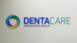 Advertis dla DentaCare w Poznaniu BIZNES, Nieruchomości - Wnętrza centrum stomatologicznego DentaCare zlokalizowanego przy ul. Garbary 98-100 w Poznaniu zaprojektowała pracownia architektoniczna Roma Kulczyk Architekt, natomiast firma Advertis odpowiedzialna była za wykonanie systemu informacji wizualnej.