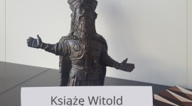 Książę Witold z Bulwarów Książęcych – nowy krasnal we Wrocławiu! BIZNES, Nieruchomości - Decyzja zapadła – najnowszy skrzat z Wrocławia będzie nazywał się Książę Witold. Imię zostało wybrane spośród blisko 300 propozycji nadesłanych na konkurs #nazwijkrasnala, który BPi Polska zorganizowało na facebookowym profilu inwestycji Bulwary Książęce.