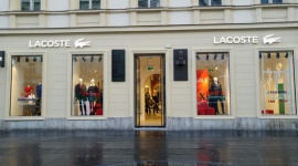 Lacoste w Pradze - zabytkowe wnętrze z nowoczesnym sznytem BIZNES, Nieruchomości - Salon Lacoste, otwarty w samym sercu przepięknej praskiej starówki, to kolejny już owoc współpracy marki z polską firmą fit-outową Forbis Group, jej stałym partnerem w zakresie realizacji inwestycji w regionie Europy Środkowo – Wschodniej.