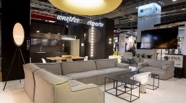 Wnętrze Otwarte z marką Adriana Furniture LIFESTYLE, Dom - W dniach 22-24 marca 2017 r. odbyła się XXV edycja Międzynarodowych Targów ŚWIATŁO. W programie wydarzenia m.in. Wnętrze Otwarte by Justyna Smolec. Tam, pierwszoplanową rolę grała wygodna sofa LE NOIR marki Adriana Furniture.