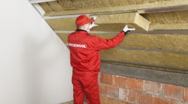 Wełna skalna ROCKWOOL – optymalne rozwiązanie do ocieplenia poddasza użytkowego BIZNES, Nieruchomości - Ocieplenie poddasza może być szybkie i łatwe, należy jednak pamiętać o pewnych kluczowych krokach, które trzeba wykonać, w zależności od typu pokrycia dachowego lub poddasza.