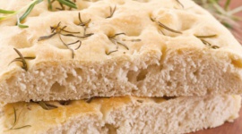 Przepis na bezglutenowe Focaccia z ziołami – aromatyczne pieczywo rodem z Włoch LIFESTYLE, Dom - Focaccia to rodzaj włoskiego pieczywa, które używane jest jako podstawa pizzy lub jako pieczywo podawane na przystawkę do różnych potraw. Focaccia we Włoszech ma wiele odmian różniących się dodatkami.