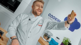 TOMASZ JAKUBIAK W KUCHNI COOKING CHALLENGE LIFESTYLE, Dom - Tomasz Jakubiak jako zawodowy kucharz wziął udział w akcji Cooking Challenge w której gotowanie łączy się ze społecznie ważnym przesłaniem.