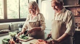 Dom dla seniora – najlepsze udogodnienia LIFESTYLE, Dom - Zbyt wysokie stopnie, utrudniony dostęp do szafek, zacinające się szuflady. W domach seniorów kłopotliwych miejsc może być wiele. Jednak projektanci systemów meblowych pamiętają o osobach w podeszłym wieku.