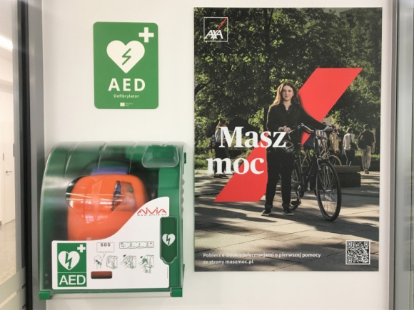 Masz moc w WTT – w budynku zainstalowano defibrylatory AED