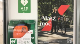 Masz moc w WTT – w budynku zainstalowano defibrylatory AED BIZNES, Nieruchomości - W Warsaw Trade Tower zainstalowane zostały 3 defibrylatory AED. Urządzenia umożliwią pomoc osobom z nagłym zatrzymaniem krążenia. Inicjatywa ta jest częścią kampanii społecznej „Masz moc” prowadzonej przez wieloletniego najemcę biurowca – Grupę AXA w Polsce.