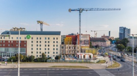 Kamienica przy Jagiełły 6 w trakcie rewitalizacji – stan zero [FOTO] BIZNES, Nieruchomości - Zakończył się kolejny etap budowy apartamentowca przy ul. Jagiełły 6, realizowanego przez Bouygues Immobilier. Stan „zero” został osiągnięty – gotowy jest strop nad garażem. Teraz ekipy budowlane zajmują się realizacją kolejnych pięter budynku. Jak zmienia się okolica?