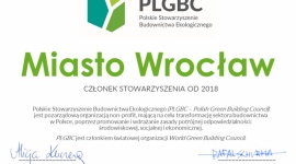 Miasto Wrocław, pierwszy samorząd Członkiem PLGBC BIZNES, Nieruchomości - Wrocław, jako pierwsze miasto przystąpił do Polskiego Stowarzyszenia Budownictwa Ekologicznego PLGBC (Polish Green Building Council). To przykład aktywności dla wzmocnienia strategii zrównoważonego miasta. Nadanie członkostwa dla Miasta Wrocław odbyło się z końcem września br.