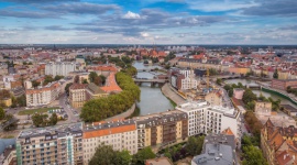 Zyndrama na Kępie Mieszczańskiej na ostatniej prostej BIZNES, Nieruchomości - Do środka prowadzą trzymetrowe drzwi i jeszcze wyższe lobby. Tam elegancja w postaci włoskich gresów i dębu. Na zewnątrz materiały szlachetne i alejki otoczone kwiatami. Kameralna, butikowa Zyndrama prezentuje się bajkowo. Jest już prawie gotowa.