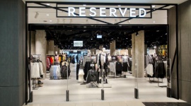 Reserved w nowej lokalizacji i aranżacji w galerii Lublin Plaza BIZNES, Nieruchomości - Nowa odsłona sklepu wpisuje się w koncept marki „Open to Public”, w którym wszystko w sklepie znajduje się na linii wzroku klienta i jest w zasięgu ręki.