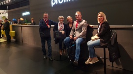 W poszukiwaniu biurowych trendów: Orgatec okiem Everspace LIFESTYLE, Dom - Nie jest tajemnicą, że wnętrza, w których przebywamy, mają istotny wpływ na nasze samopoczucie, efektywność oraz wydajność. Z tą świadomością powstają innowacyjne koncepcje miejsc pracy, które mają motywować, sprzyjać kreatywności i współpracy.