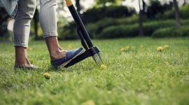 Jaki prezent dla Babci i Dziadka? – inspiracje ogrodowe Fiskars LIFESTYLE, Dom - Praca w ogrodzie to jedno z ulubionych zajęć naszych Dziadków i Babć. Jeśli zatem myślimy o prezencie z okazji zbliżającego się dnia Babci i Dziadka, warto rozważyć zakup wysokiej jakości narzędzia ogrodowego.