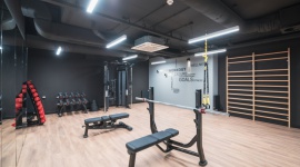 Strefa fitness i spa już działa w Angel River [ZDJĘCIA] LIFESTYLE, Dom - Bieżnie, rowery i orbitreki w strefie cardio. Ławki, hantle i maszyny w strefie ciężarów. Dwie sauny i jacuzzi w strefie spa. W Angel River można ćwiczyć i relaksować się bez wychodzenia z domu. – Fantastyczne i profesjonalne miejsce - ocenia jeden z mieszkańców.