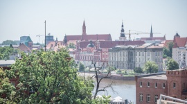 Widok na cztery strony Wrocławia. Luksus jest w modzie LIFESTYLE, Dom - Przestrzeń, kilka sypialni i łazienek, garderoby, a także tarasy na dole i na górze, z których rozlegają się cudowne widoki na Odrę i centrum Wrocławia.