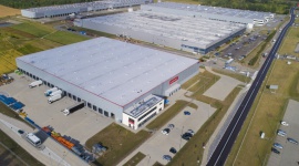 Komfort(owy) wynajem powierzchni w SEGRO Logistics Park Stryków BIZNES, Nieruchomości - SEGRO, wiodący właściciel, zarządca i deweloper nowoczesnych powierzchni magazynowych i produkcyjnych, zakończył budowę obiektu dla firmy Komfort. Nowy projekt deweloperski, liczący 15 500 m2, powstał w zaledwie trzy i pół miesiąca na terenie SEGRO Logistics Park Stryków.