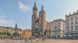 Cena czy lokalizacja - jak kupujemy mieszkania w Krakowie BIZNES, Nieruchomości - Kraków to miasto z niezwykłą historią, które przyciąga adeptów kultury, studentów spragnionych nocnego życia, turystów czy też fanów spacerów bulwarami wiślanymi.