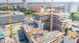 Skanska wybuduje pierwszy w mieście chodnik antysmogowy BIZNES, Nieruchomości - Poznań to kolejne miasto, w którym Skanska wybuduje chodnik redukujący negatywny dla zdrowia człowieka smog. W ramach realizowanego obecnie budynku D kompleksu Nowy Rynek powstanie prawie 4000 mkw. chodnika z tzw. zielonego betonu.