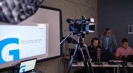 Twoja wiedza, twój zysk. Studio Geberit zaprasza na cykl webinariów. LIFESTYLE, Dom - Geberit stale trzyma rękę na pulsie bieżących wydarzeń, śledząc aktualne tendencje i potrzeby rynku. Dlatego w warszawskiej siedzibie firmy uruchomił autorskie studio nagrań i już od września rusza z cyklem szkoleń online skierowanych do kilku grup klientów.